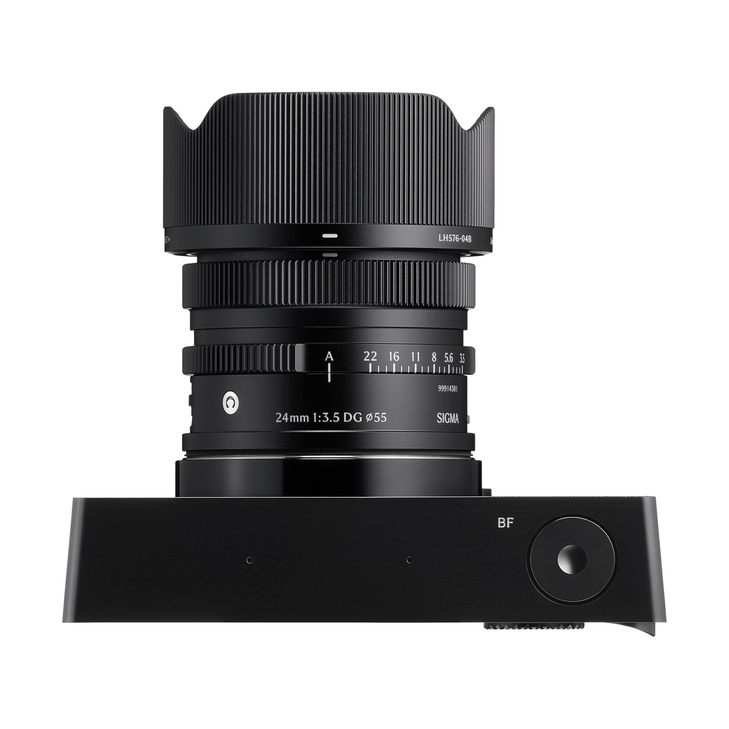 Una fotocamera nera con obiettivo, mostra impostazioni. L'obiettivo ha un paraluce. Marchio Sigma. Su sfondo bianco.