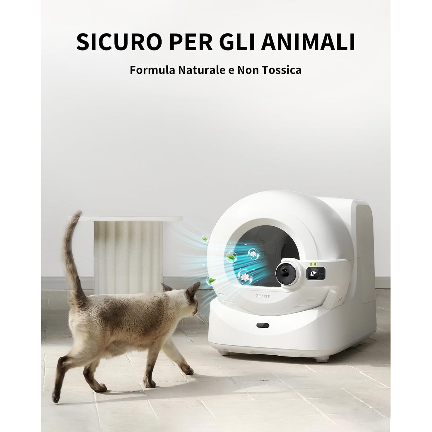 Un gatto cammina verso una lettiera automatica bianca. Il testo recita: 'Sicuro per gli animali', 'Formula naturale e non tossica'.
