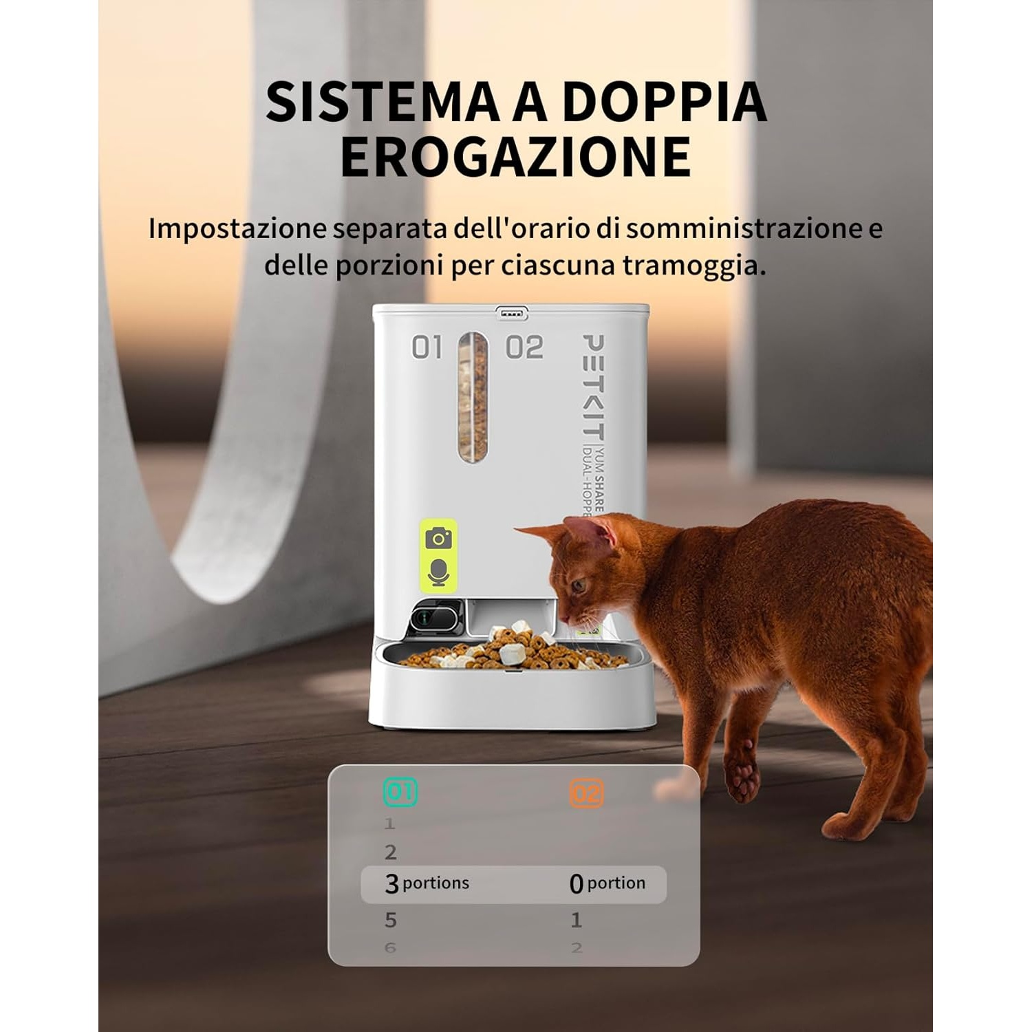 Un gatto mangia da un distributore di cibo. Il distributore è bianco con due scomparti. Il testo dice: Sistema a Doppia Erogazione.