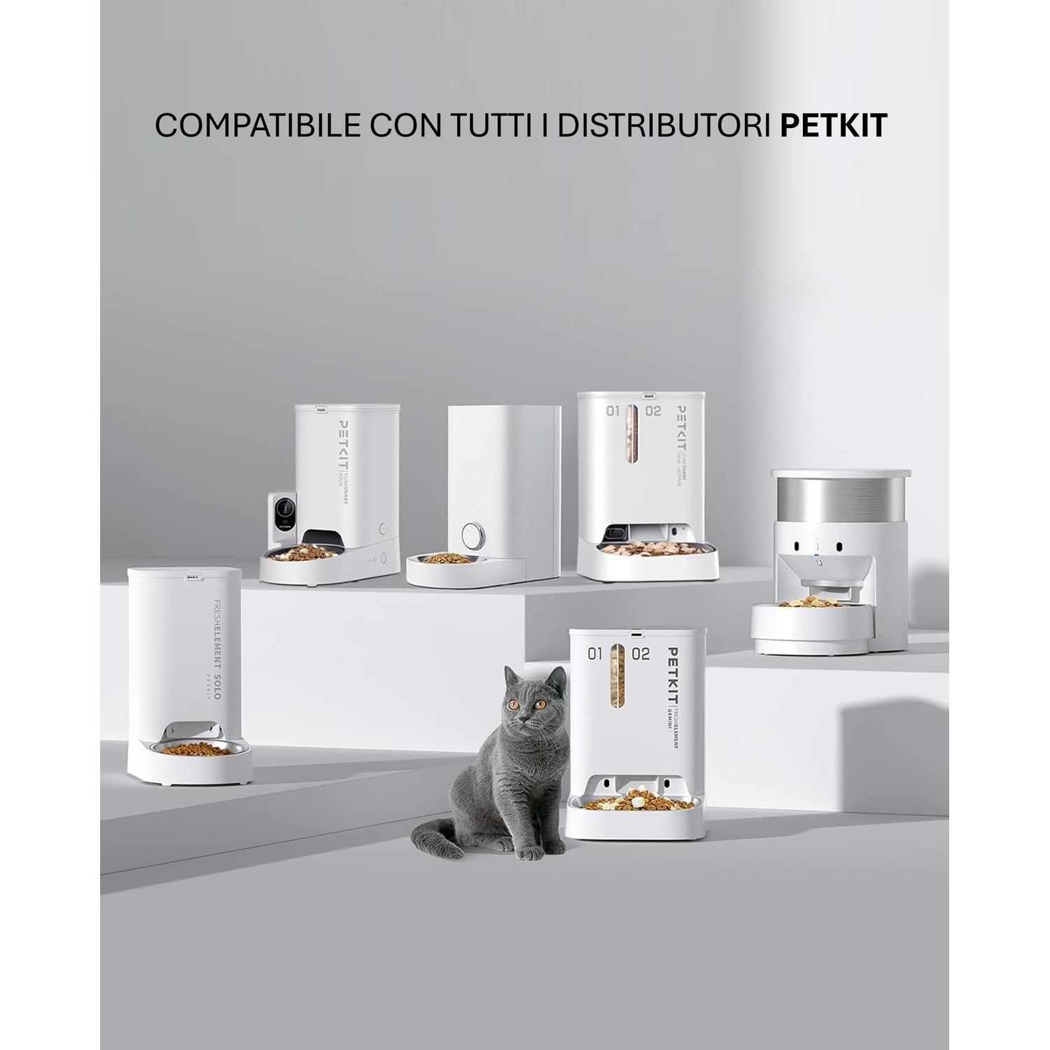 Dispenser per cibo per animali bianchi con gatto grigio. Testo: 'Compatibile con tutti i dispenser PETKIT'.