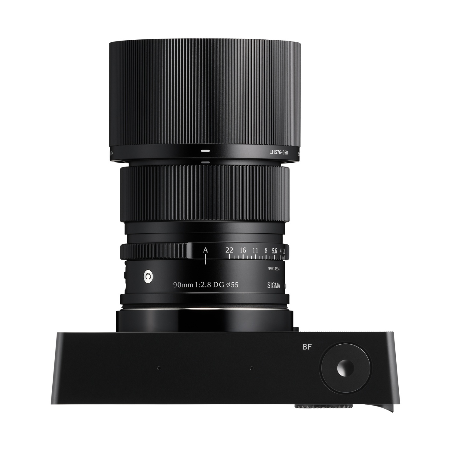 Una fotocamera nera con obiettivo. L'obiettivo ha segni e numeri. La fotocamera è su sfondo bianco.