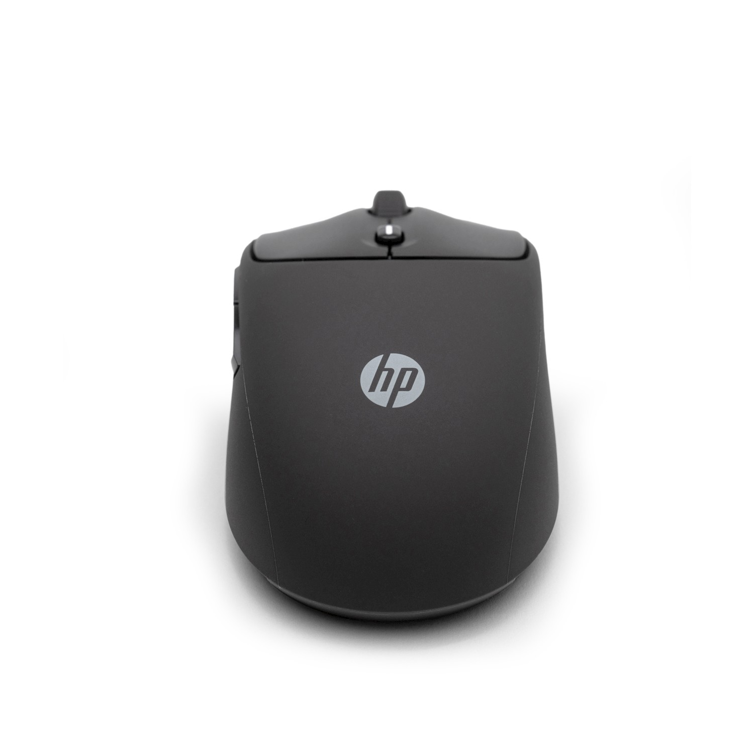 Un mouse wireless HP nero su una superficie bianca. Il logo HP è visibile. Il mouse ha una rotella e pulsanti.