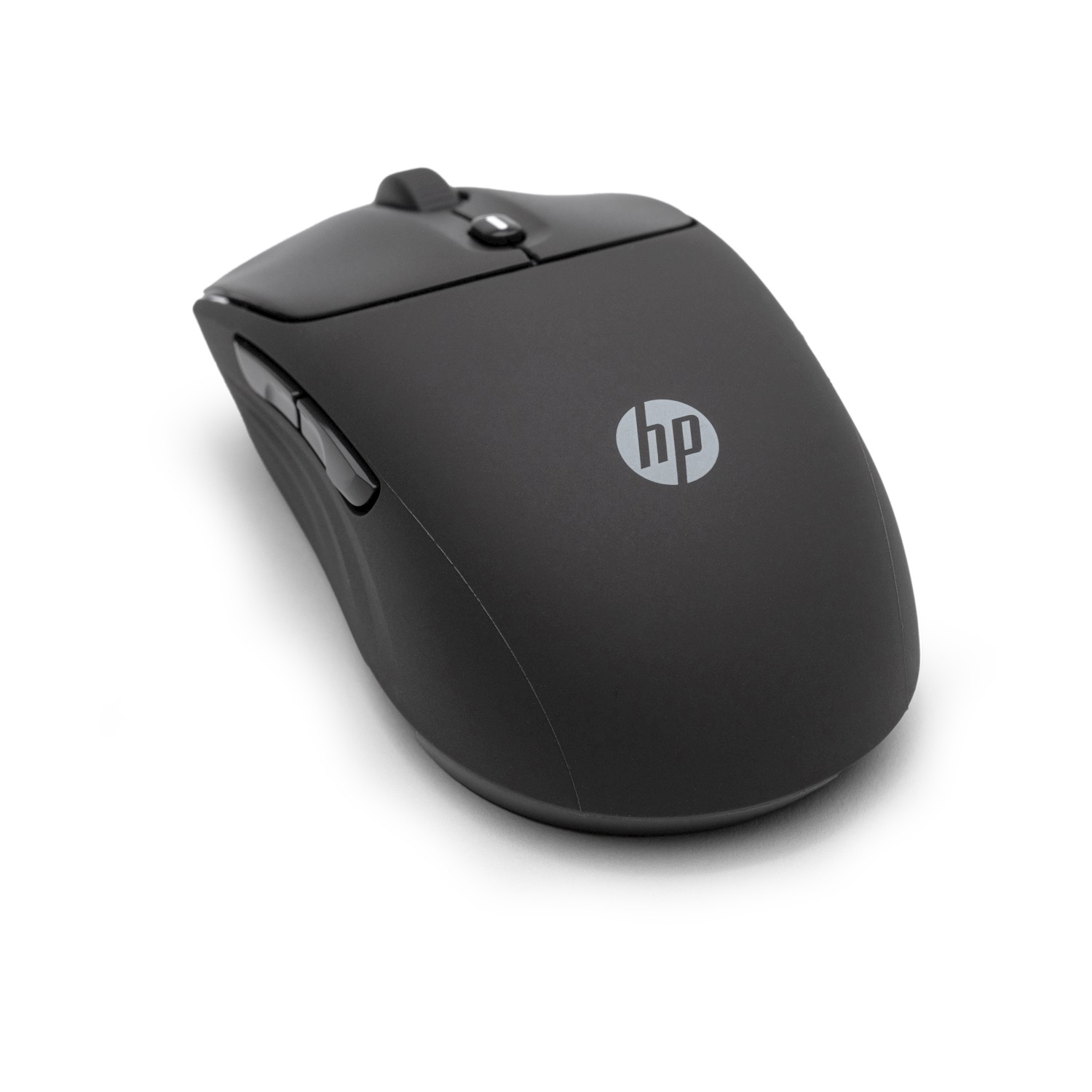 Un mouse wireless HP nero su sfondo bianco. Ha il logo HP e diversi pulsanti. Il mouse è inclinato verso l'osservatore.