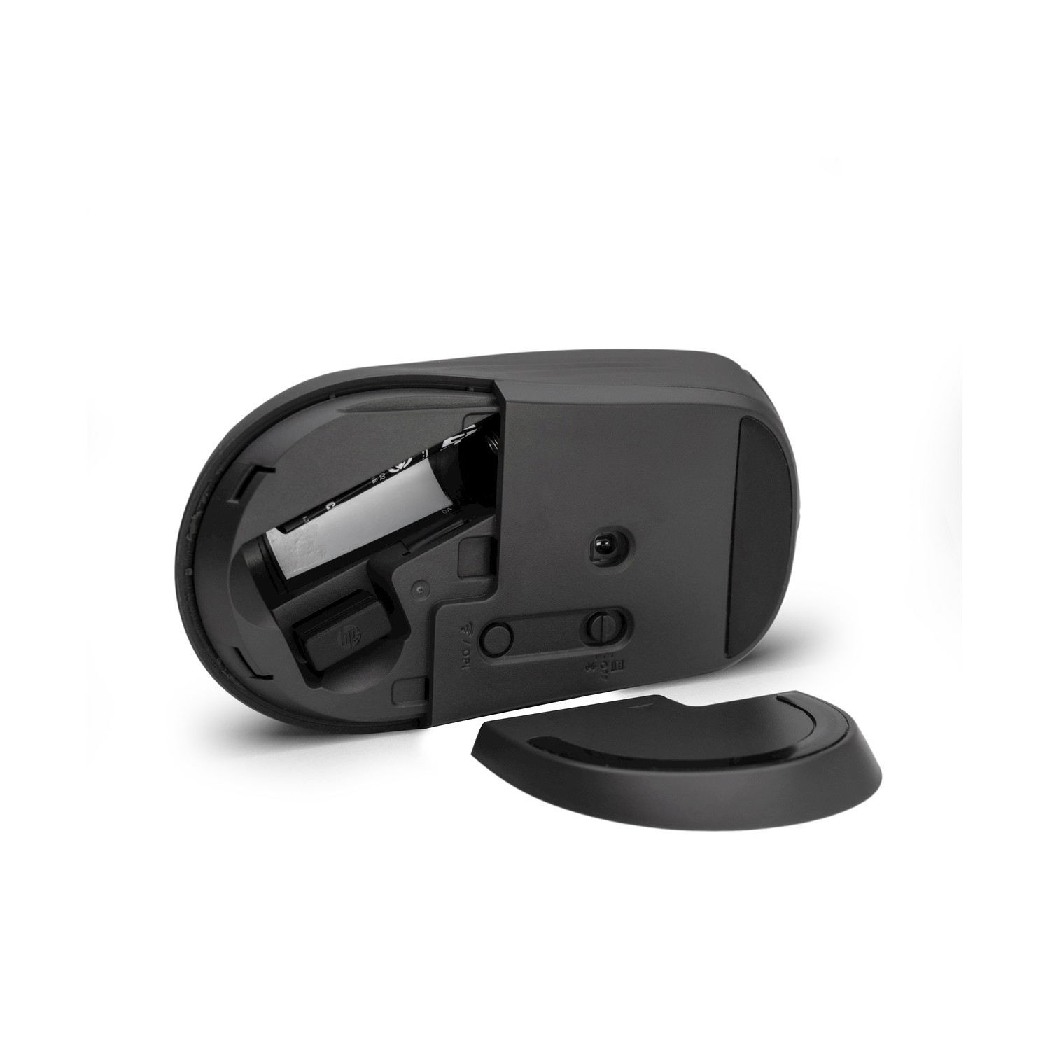 Mouse nero per computer con vano batteria aperto. Una batteria è visibile e un coperchio è staccato.