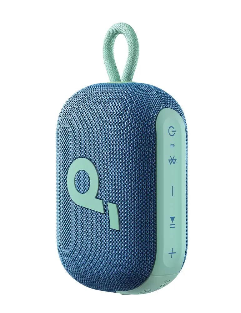 Niebieski przenośny głośnik z zielonym uchwytem i przyciskami. Ma siatkową strukturę, widoczne jest logo marki.