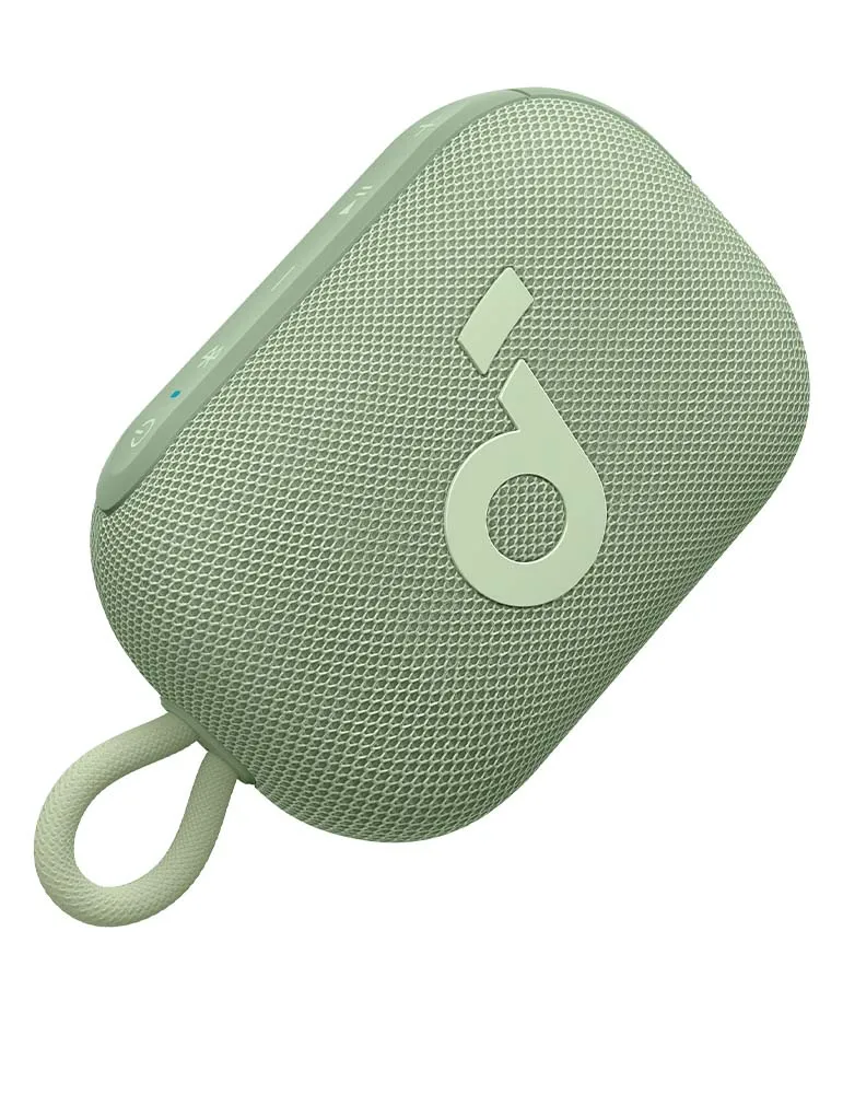 Jasnozielony głośnik przenośny z białym logo i pętlą. Głośnik znajduje się na białym tle.