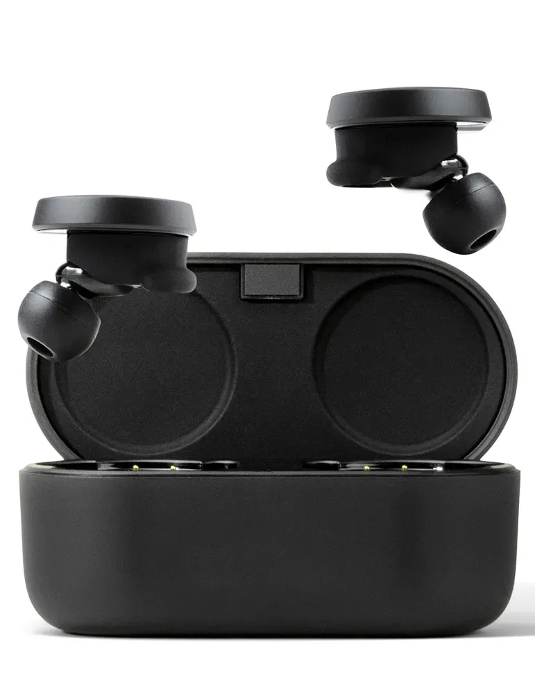 Czarne bezprzewodowe słuchawki z etui ładującym. Dwie słuchawki są poza etui. Etui jest otwarte.