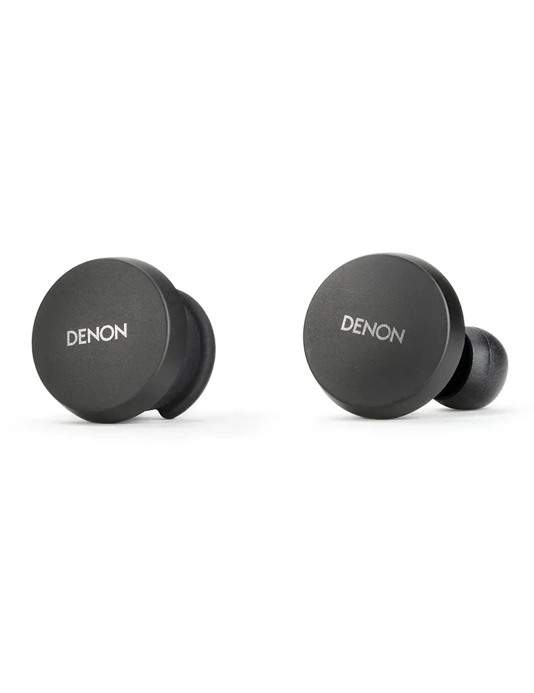 Dwa ciemnoszare słuchawki Denon na białym tle. Jeden ma zaokrąglony koniec ze słowem Denon. Drugi ma czarną końcówkę.