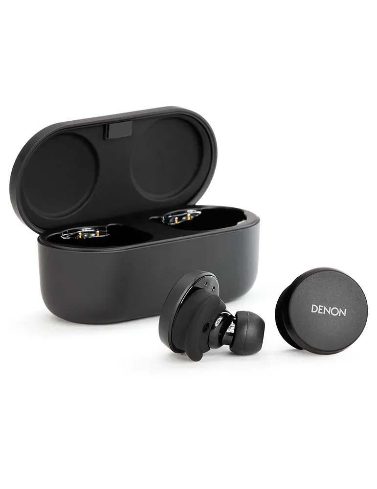 Czarne bezprzewodowe słuchawki, etui ładujące i pokrywa marki Denon. Słuchawka jest poza etui. Etui jest otwarte, pokazując porty ładowania.