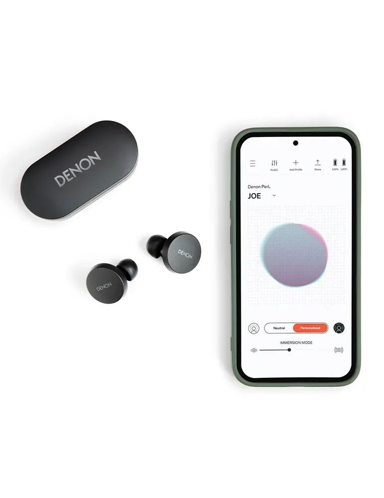 Czarne słuchawki douszne Denon, etui ładujące i telefon z aplikacją. Aplikacja pokazuje spersonalizowane ustawienia. Wszystko na białym tle.
