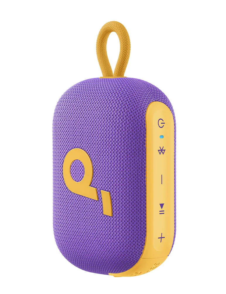 Fioletowo-żółty głośnik przenośny z pętlą. Posiada przyciski sterowania i logo. Tło jest białe.