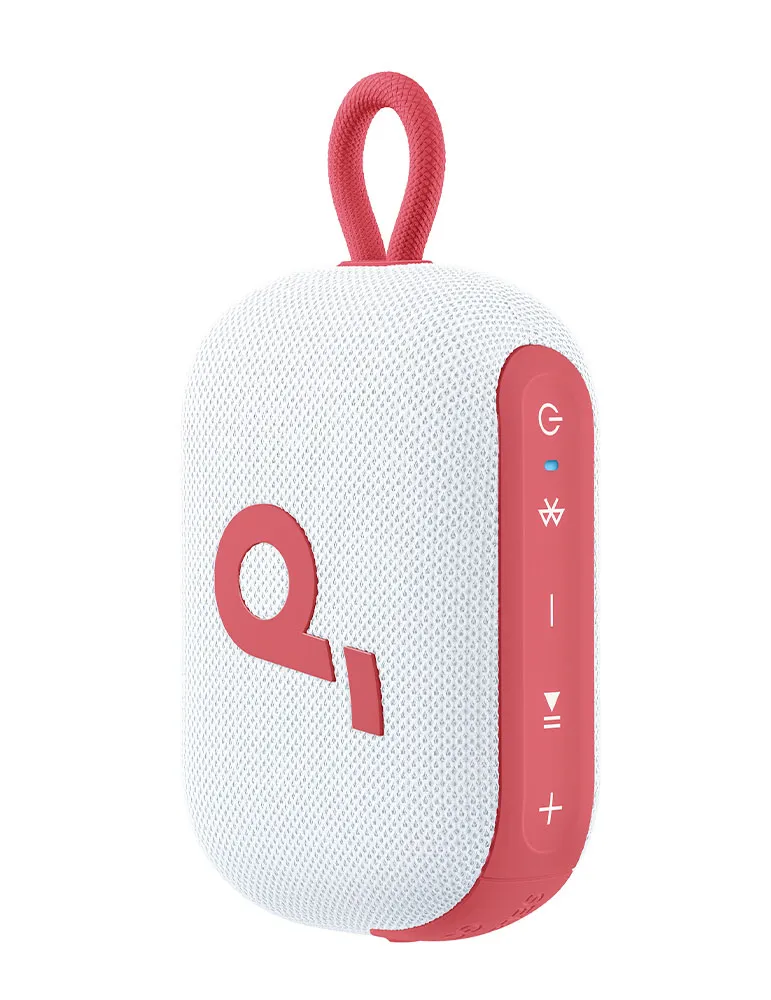 Biało-czerwony głośnik przenośny. Ma czerwony uchwyt, czerwone elementy sterujące i czerwone logo. Głośnik ma siatkową teksturę.