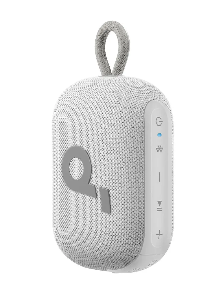 Biały, owalny głośnik z szarym uchwytem. Ma logo i przyciski sterowania z boku. Tło jest białe.