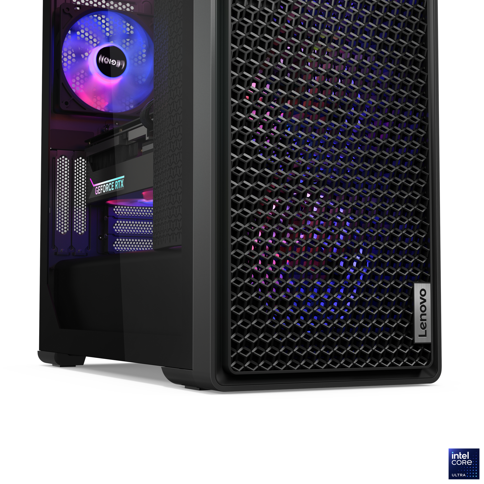 Ein schwarzes Lenovo PC-Gehäuse. Es hat eine Glas-Seitenwand, eine Mesh-Front und einen leuchtenden Lüfter. Das GeForce RTX-Logo ist sichtbar.