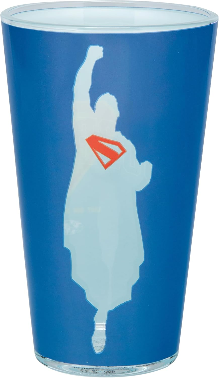 Egy pohár Superman sziluettjével világoskékben egy kék háttér előtt. A Superman logó piros.