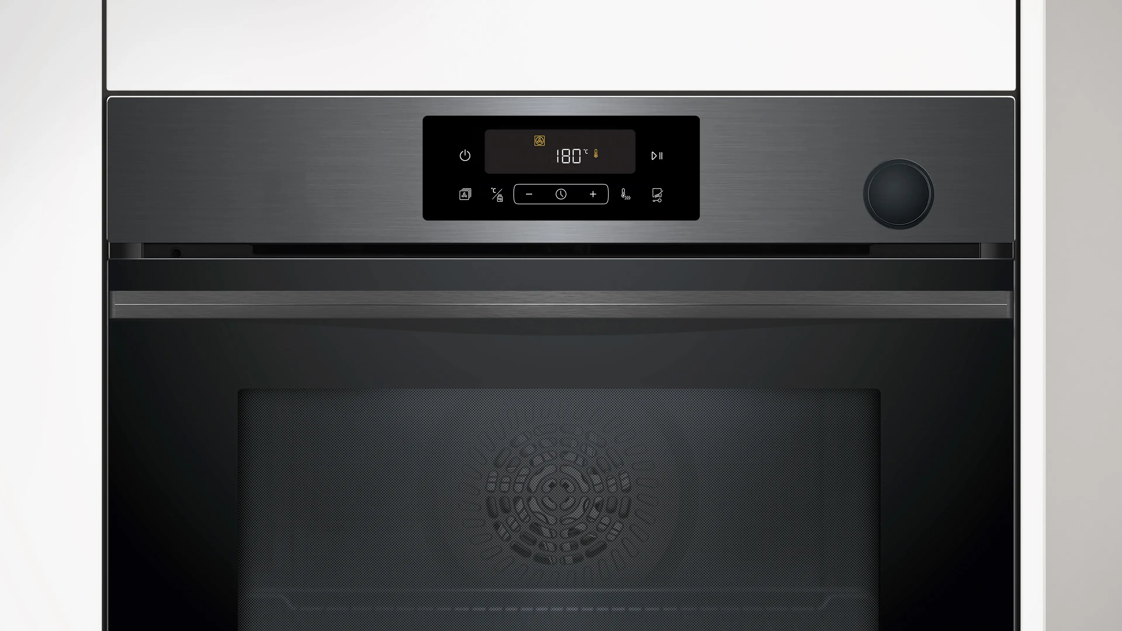 Horno empotrado con panel negro y pantalla de control que muestra 180 grados. La puerta es oscura con interior estampado.