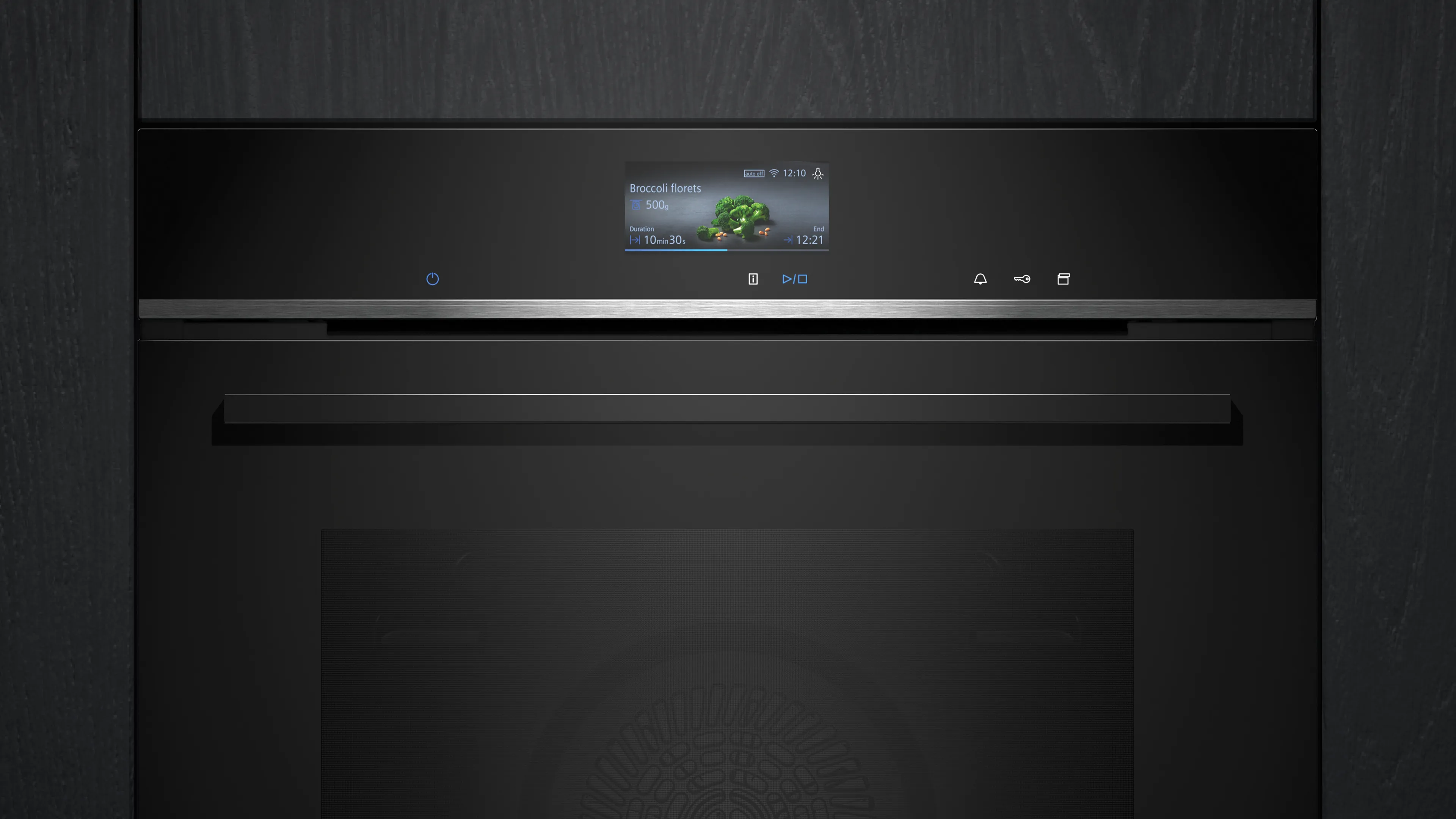 Horno negro con pantalla digital que muestra floretes de brócoli cocinándose. La pantalla muestra la duración y el tiempo.