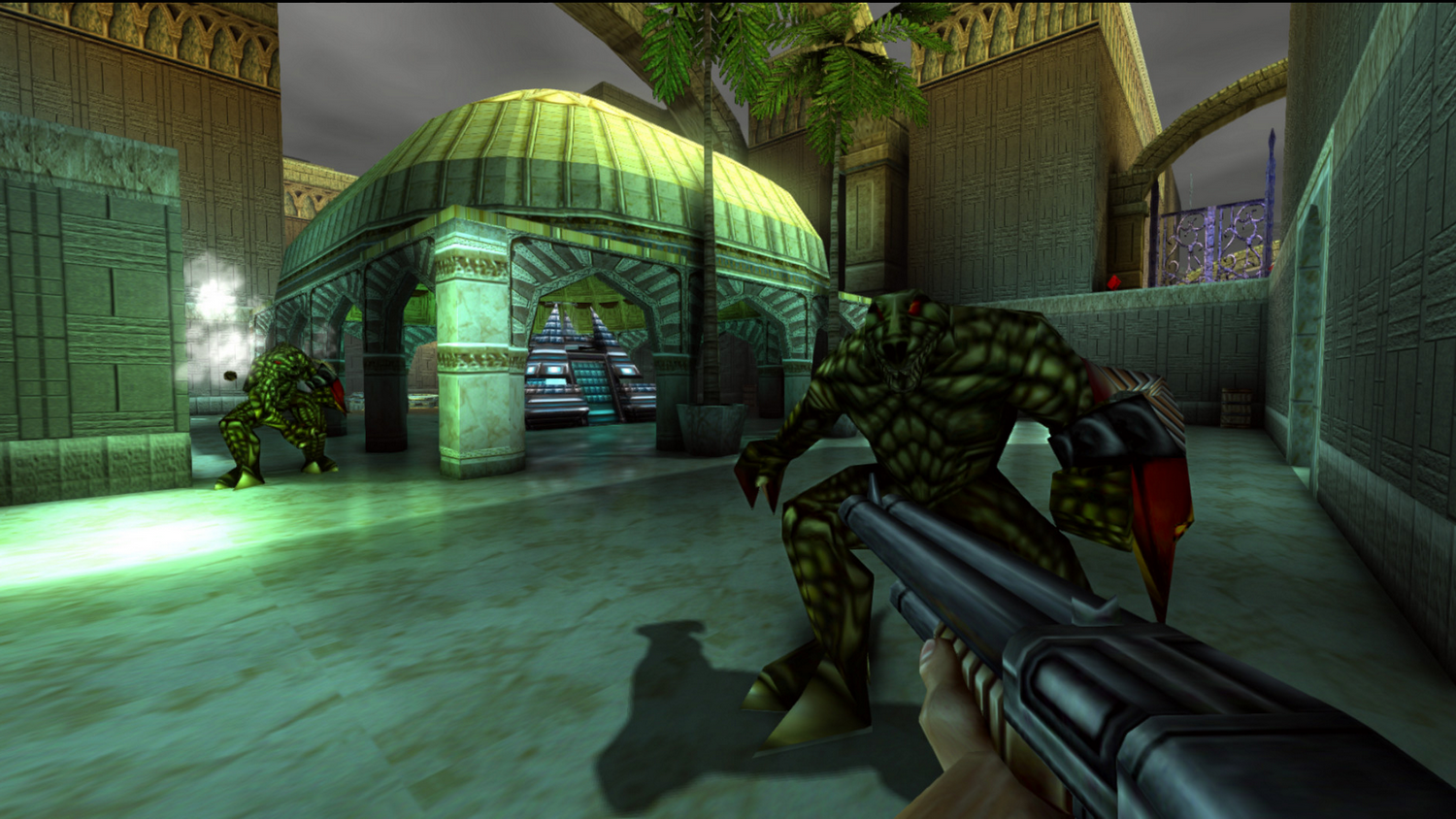 Vista en primera persona de una escena de juego. Un jugador sostiene una escopeta, frente a un monstruo reptiliano en una estructura antigua.