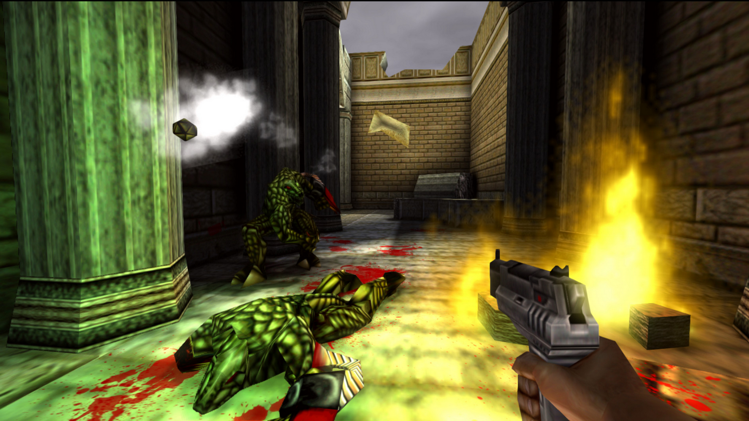 Perspectiva en primera persona de un juego de disparos. Se sostiene un arma. Dos monstruos verdes están en el suelo y de pie. Hay sangre en el suelo.