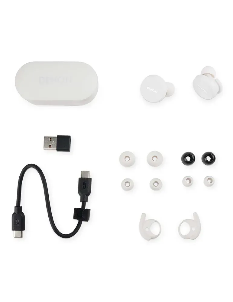 Białe słuchawki Denon, etui ładujące, kabel USB, różne wkładki douszne i haczyki na białym tle.