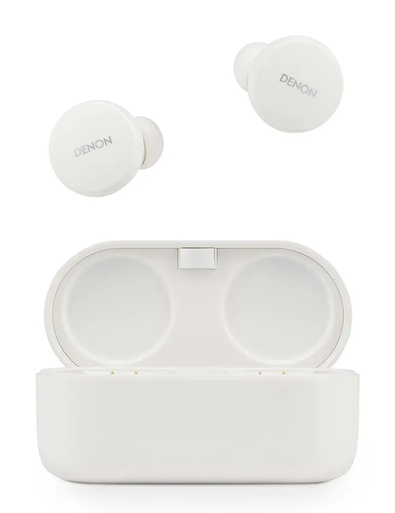 Białe słuchawki douszne Denon i etui ładujące. Dwie słuchawki nad etui, jedna w środku. Etui otwarte, pokazujące dwa gniazda ładowania.