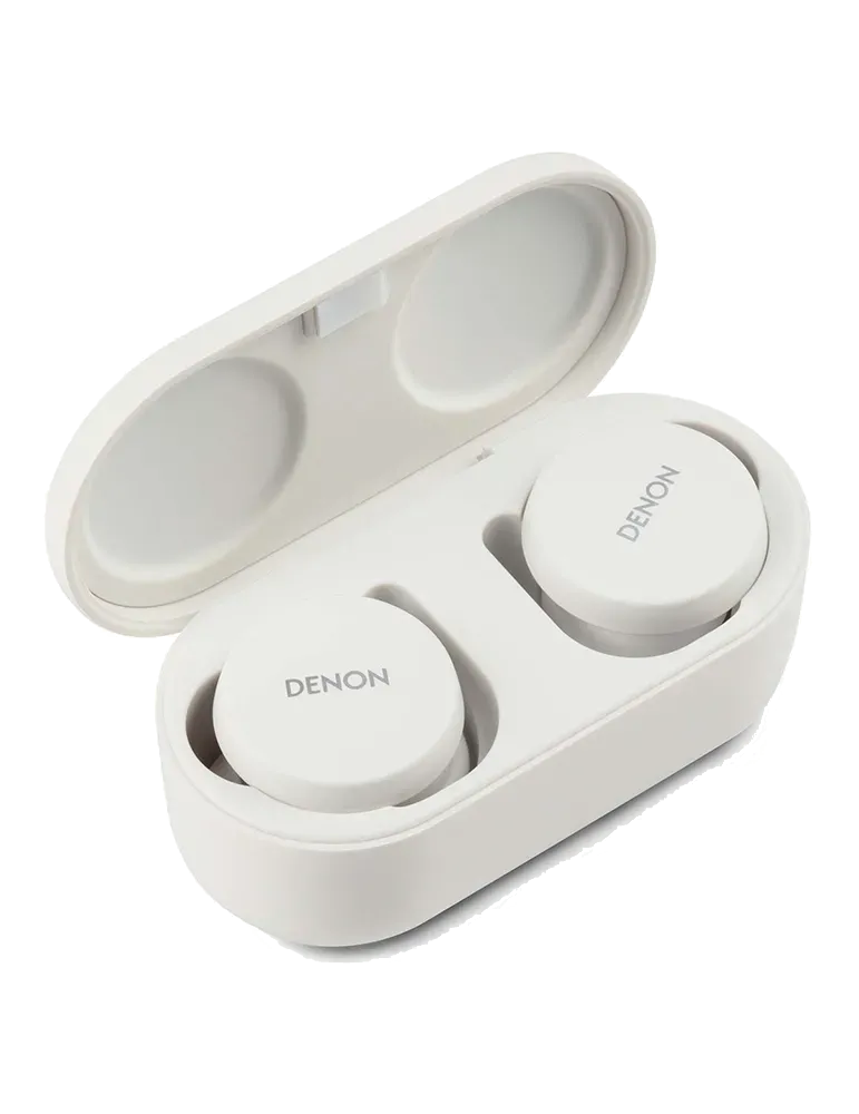 Białe słuchawki douszne Denon w otwartym etui ładującym. Etui jest otwarte, odsłaniając dwie słuchawki z logo Denon. Tło jest czarne.