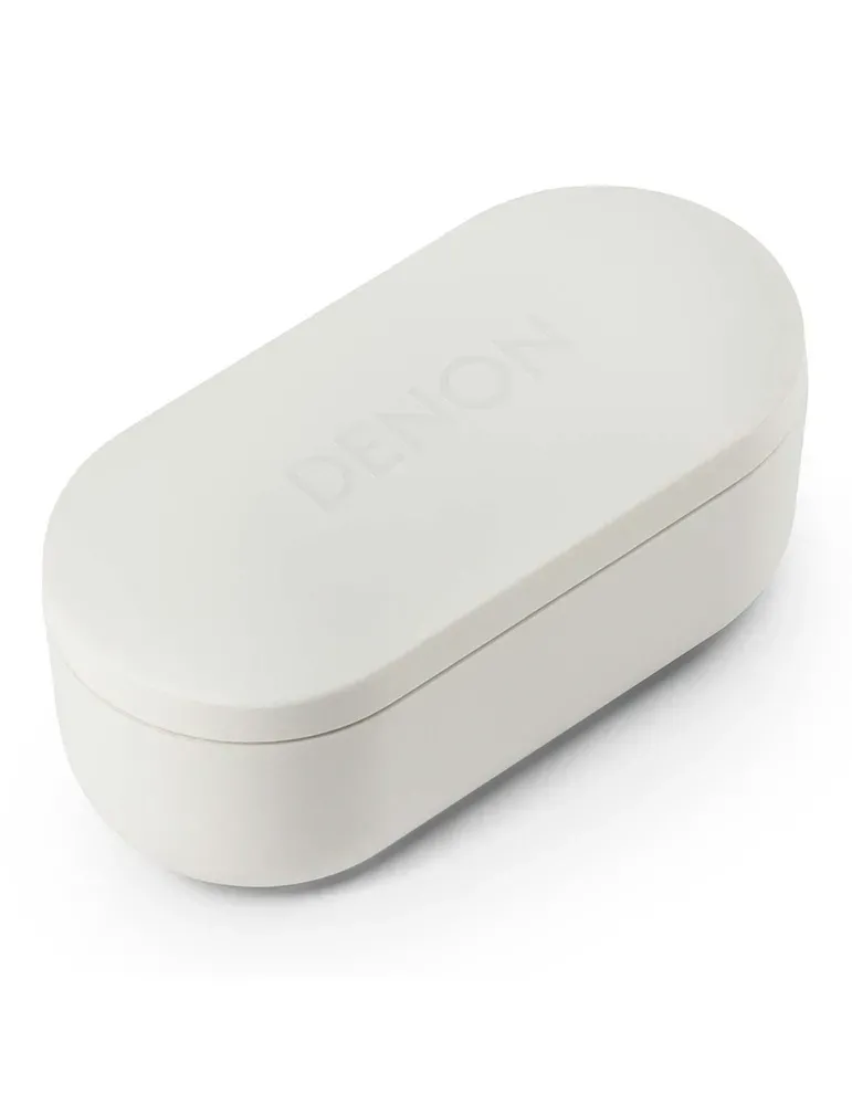 Białe, owalne etui. Słowo "DENON" jest słabo widoczne na górze. Znajduje się na białym tle.