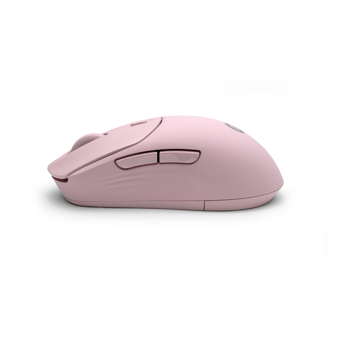 Un mouse per computer rosa chiaro è isolato su bianco. Ha pulsanti e una rotella. Il mouse è leggermente angolato.