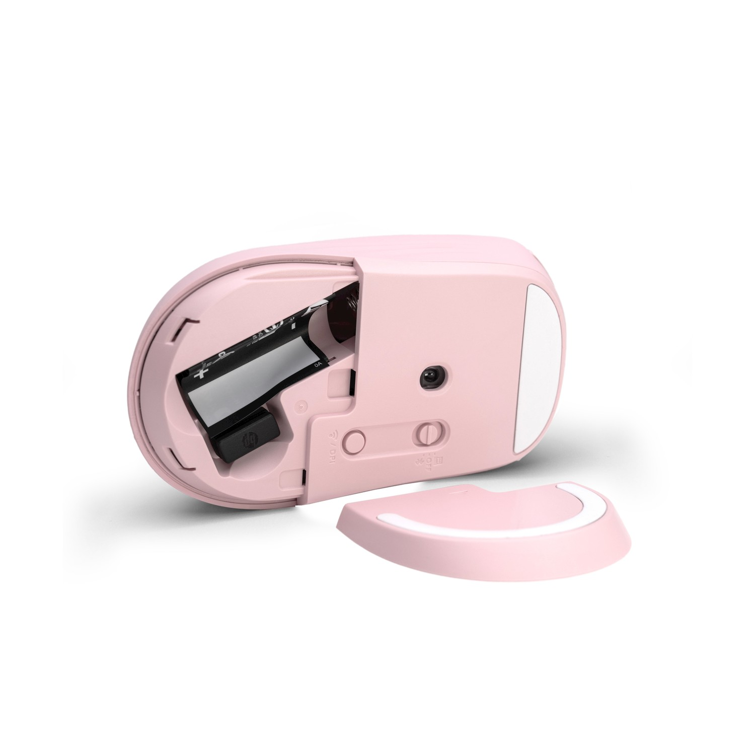 Un mouse per computer rosa con lo scomparto batterie aperto, che rivela una batteria. Anche il coperchio inferiore del mouse è staccato.