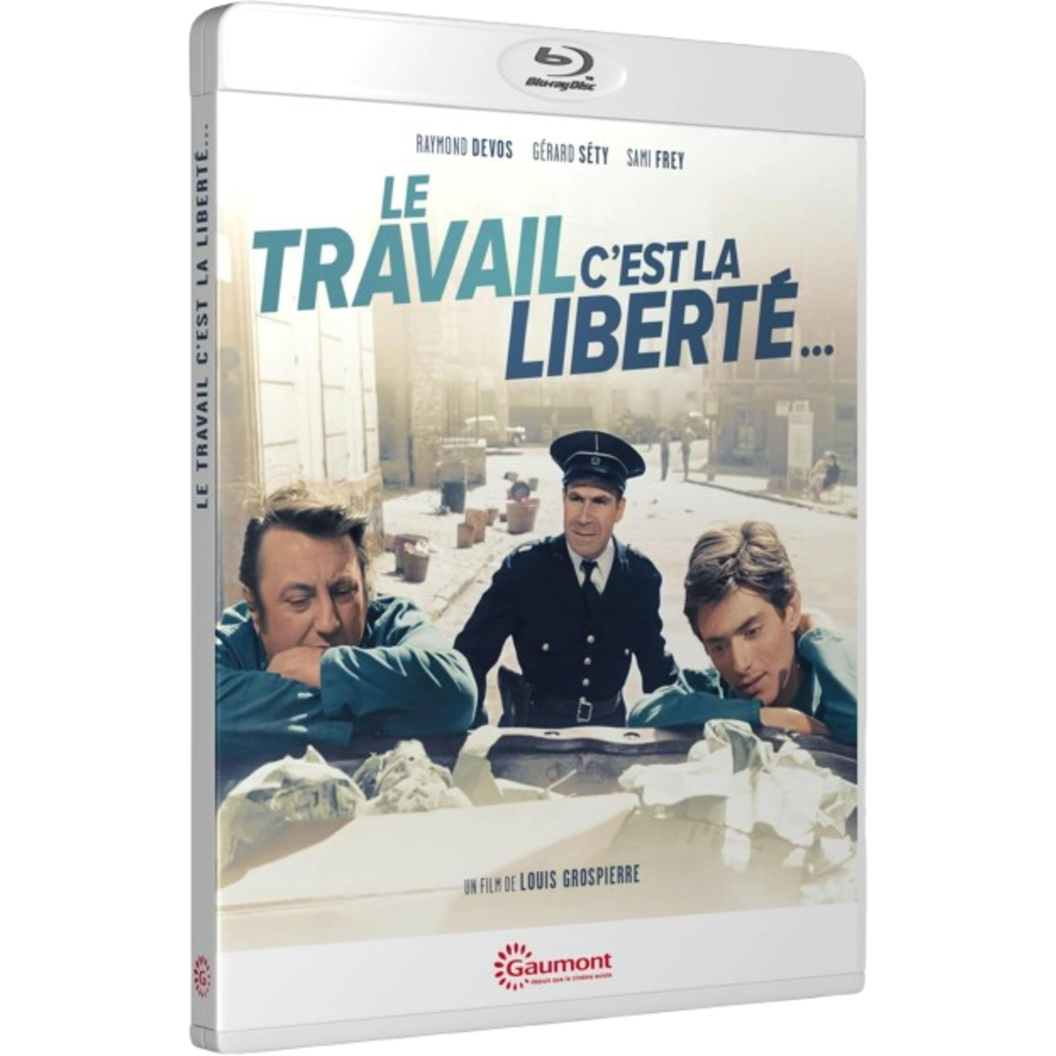 Blu-ray-hoes van een film getiteld "Le Travail C'est la Liberté". Toont drie mannen, één in politie-uniform. Achtergrond toont een straat.
