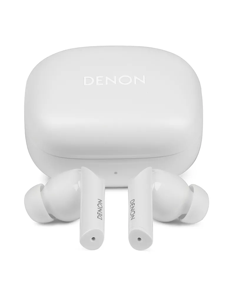 Białe słuchawki douszne Denon i etui ładujące. Słuchawki znajdują się przed etui. Słowo Denon jest widoczne na etui.