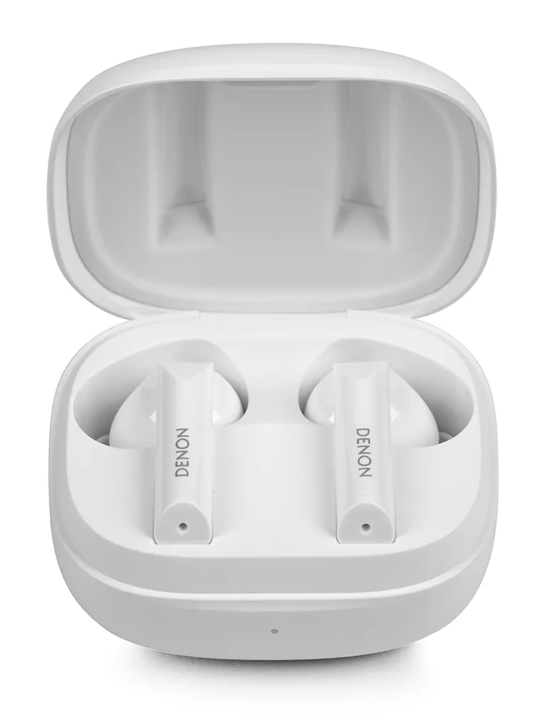 Białe, otwarte etui na słuchawki z dwoma wkładkami dousznymi w środku. Na każdej wkładce dousznej znajduje się napis 'DENON'. Etui znajduje się na białym tle.