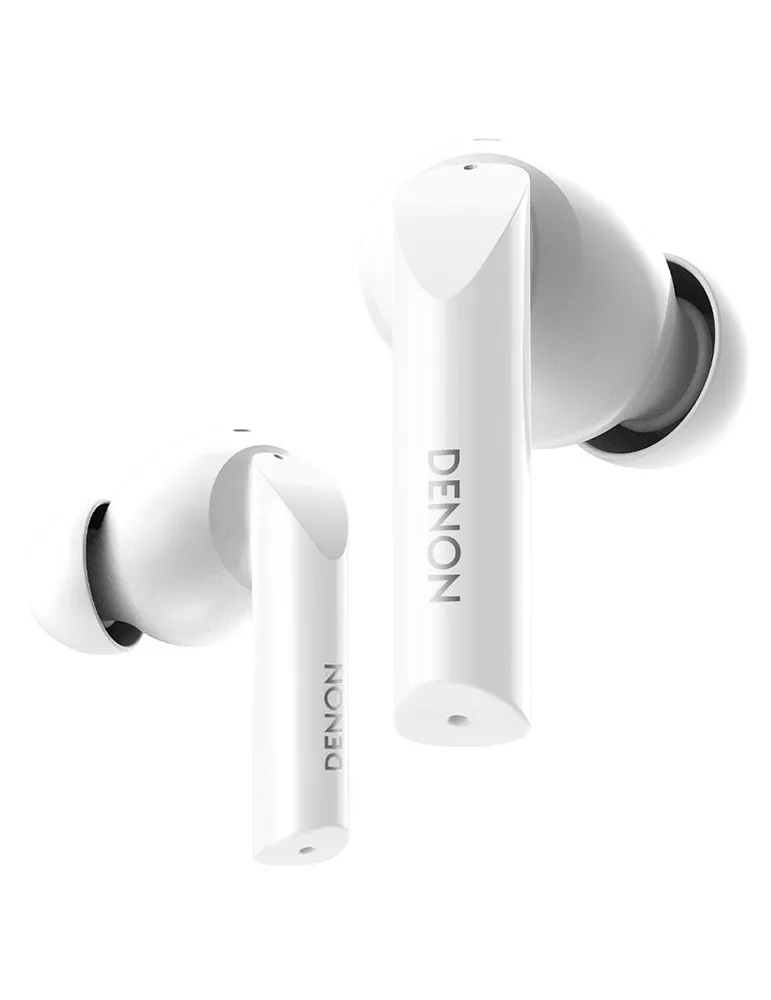 Dwie białe bezprzewodowe słuchawki Denon na białym tle. Na każdej słuchawce znajduje się nazwa marki.