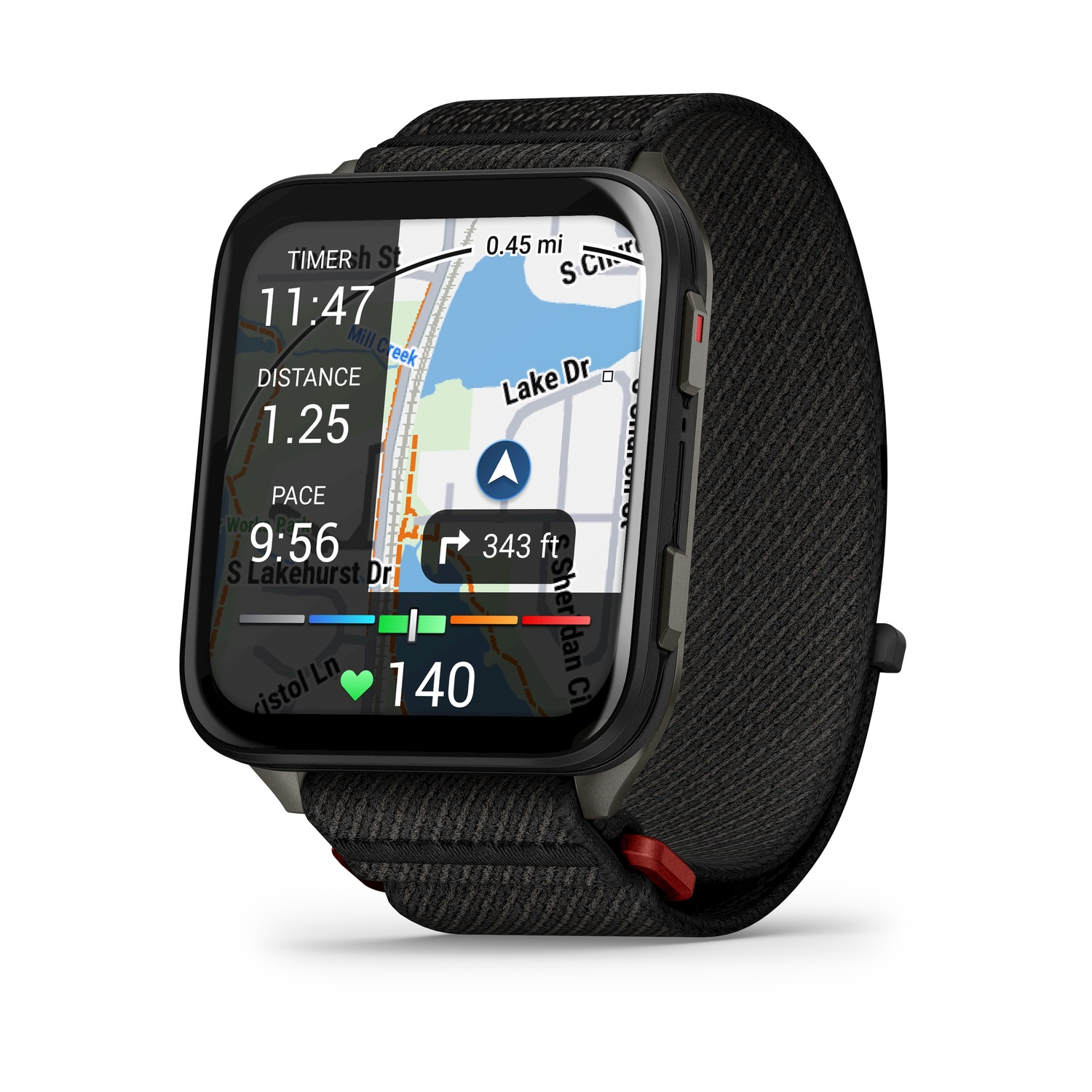 Uno smartwatch nero mostra le metriche di corsa: tempo, distanza, passo e frequenza cardiaca. L'orologio ha un cinturino in tessuto e una mappa.
