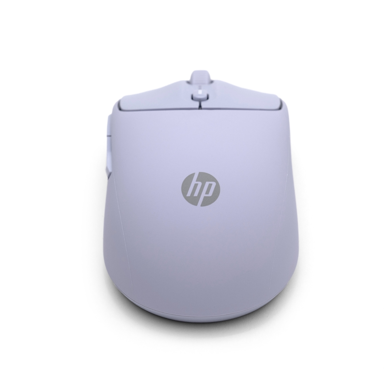 Un mouse wireless HP lilla chiaro su sfondo bianco. Il logo HP è visibile sul mouse.
