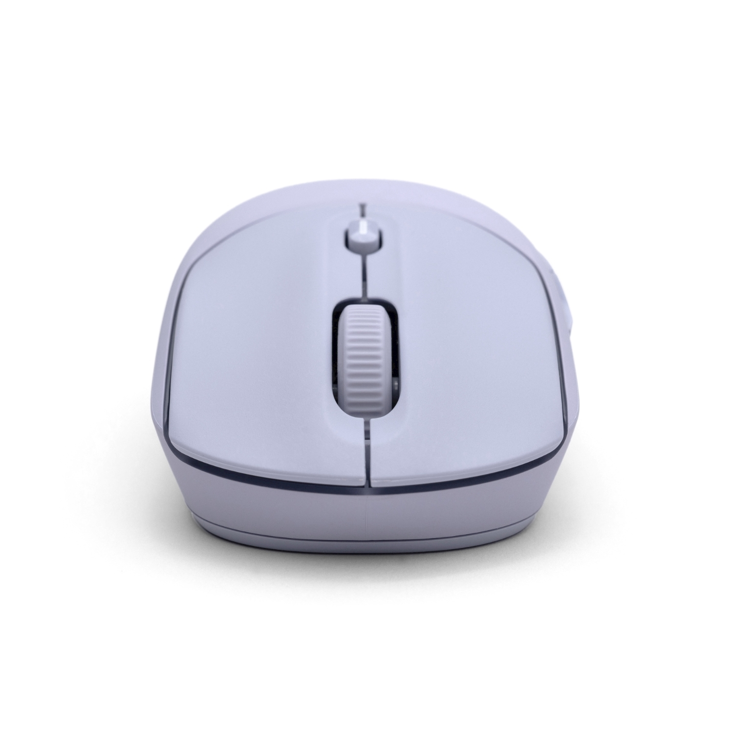 Un mouse per computer grigio chiaro su una superficie bianca. Ha una rotella e dei pulsanti. Lo sfondo è bianco.