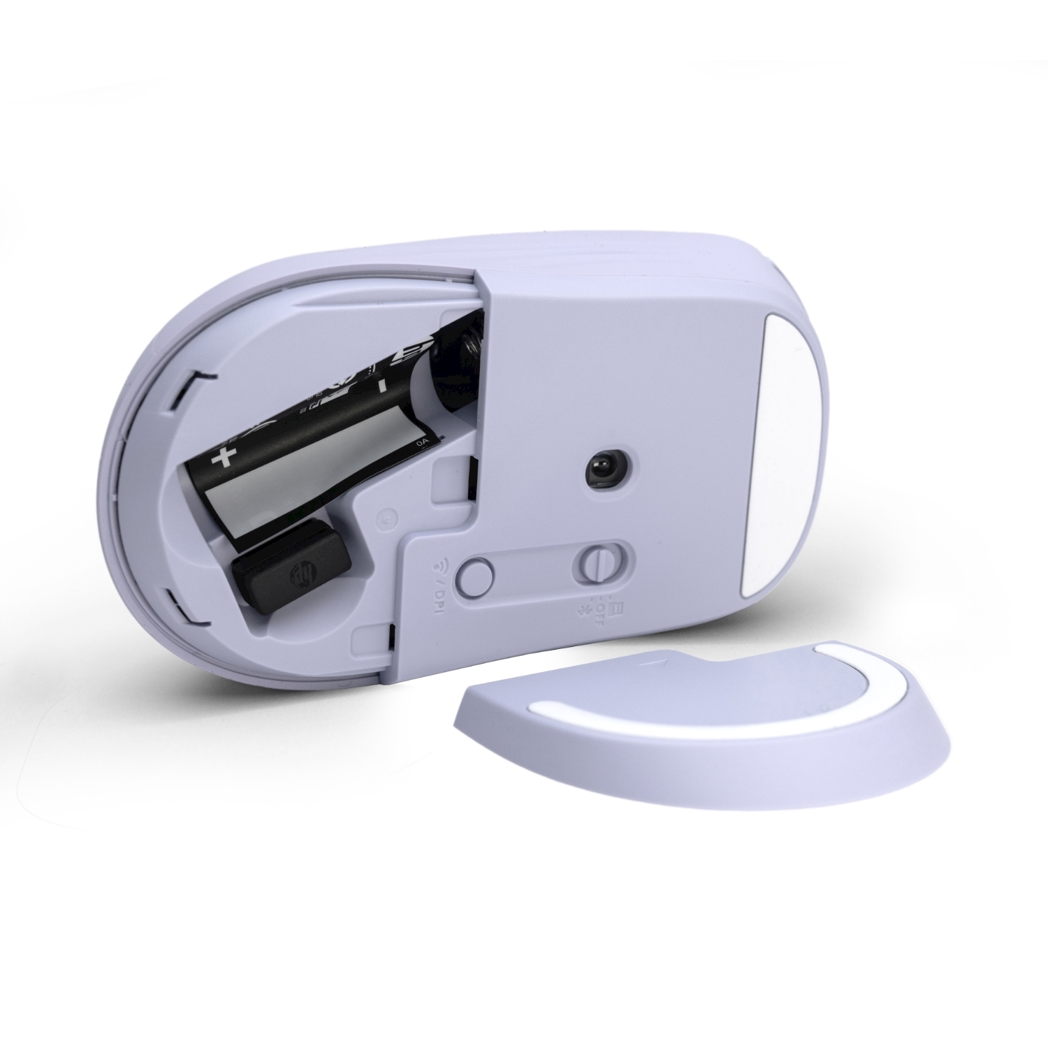 Un mouse wireless lilla chiaro con vano batteria aperto. Sono visibili una batteria e un ricevitore. Il coperchio inferiore è staccato.