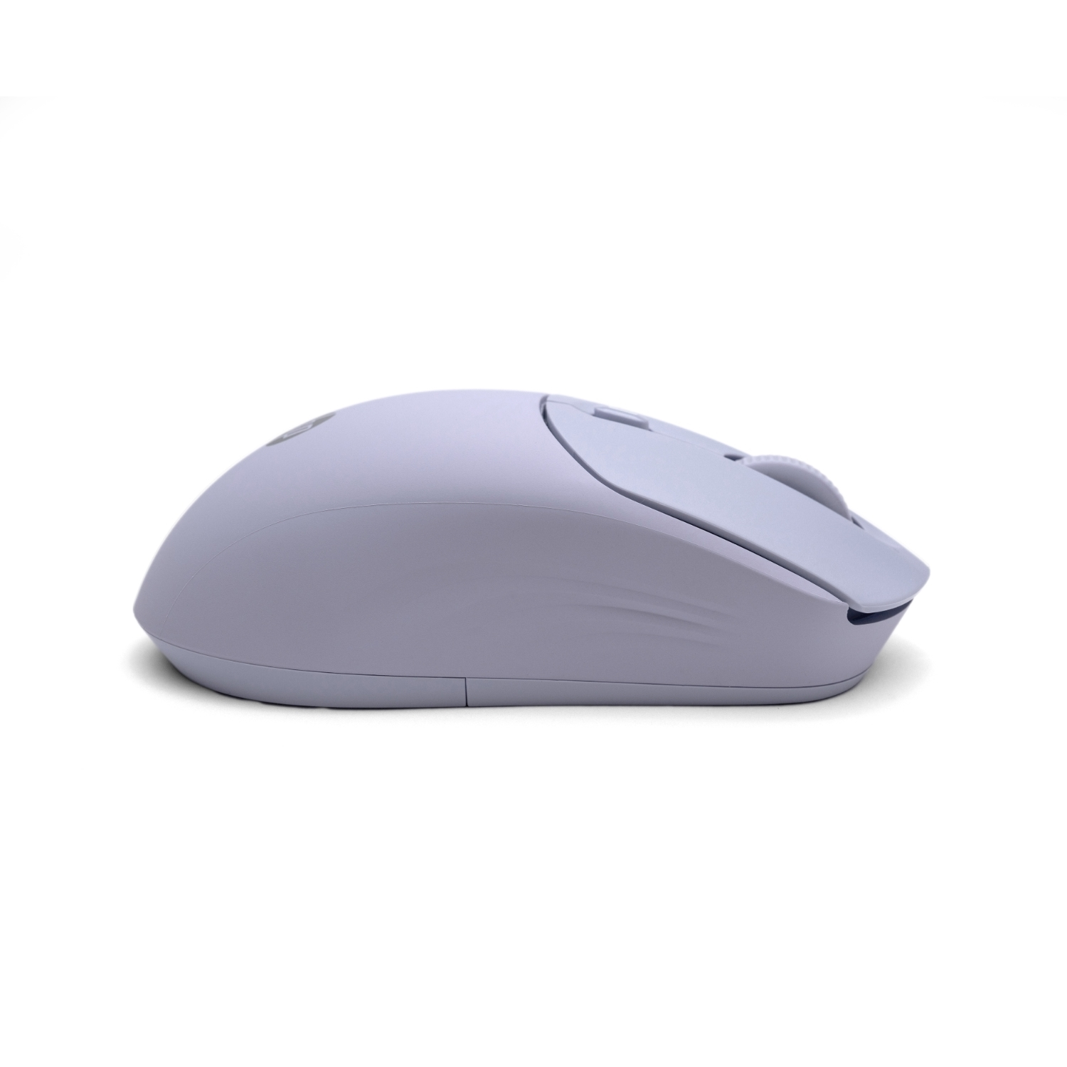Un mouse per computer lilla chiaro su sfondo bianco. Ha una rotella di scorrimento e pulsanti.