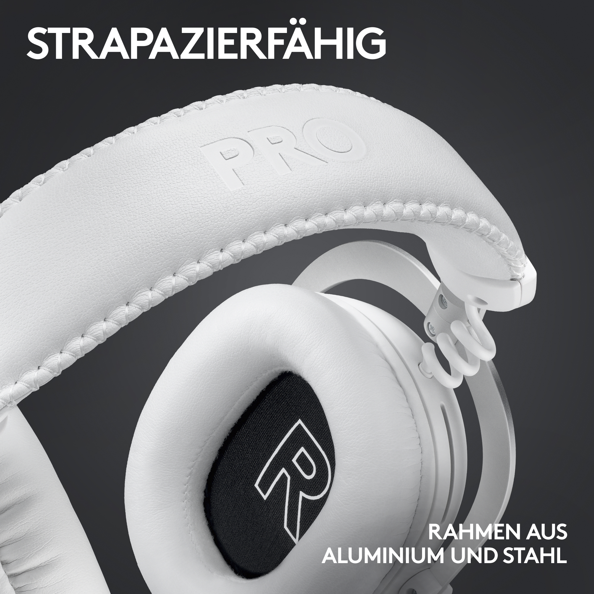 Weiße Kopfhörer mit 'PRO'-Text, genähtem Stirnband und Metallrahmen. Schwarzer Hintergrund mit deutschem Text.