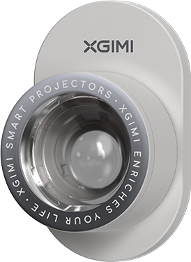 Fehér XGIMI projektor, ezüst lencse, ívelt test. Szöveg: XGIMI SMART PROJECTORS. XGIMI ENRICHES YOUR LIFE.