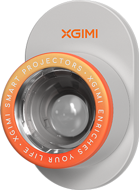 Egy fehér és narancssárga XGIMI projektor lencsével. A 'XGIMI ENRICHES YOUR LIFE' szöveg a lencse körül van.