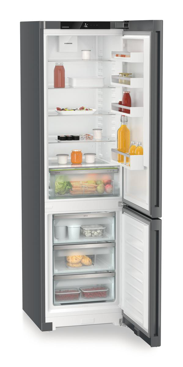 Ein Kühlschrank mit offenen Türen. Im Inneren befinden sich verschiedene Lebensmittel wie Flaschen, Gläser und Gemüse. Regale und Schubladen sind sichtbar.