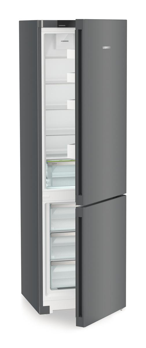 Ein dunkelgrauer Kühlschrank mit geöffneten Türen. Der Innenraum ist weiß mit Regalen und Schubladen. Der Markenname 'Liebherr' ist sichtbar.