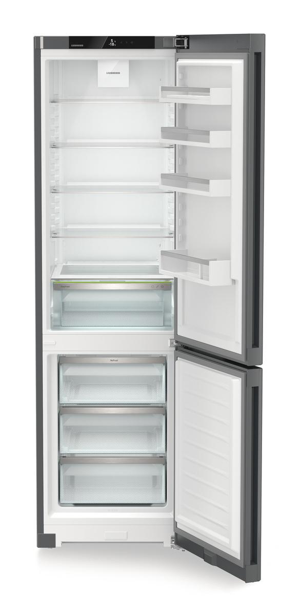 Ein moderner Kühlschrank mit offener Tür. Innen sind Regale und Schubladen sichtbar. Das Äußere ist grau und weiß.