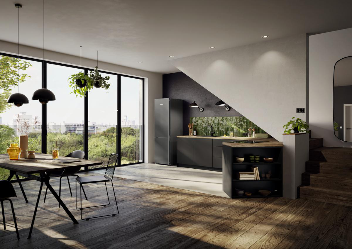 Moderne Küche mit Essbereich. Mit Holztisch, schwarzen Stühlen und einem großen Fenster mit Blick auf eine grüne Landschaft.