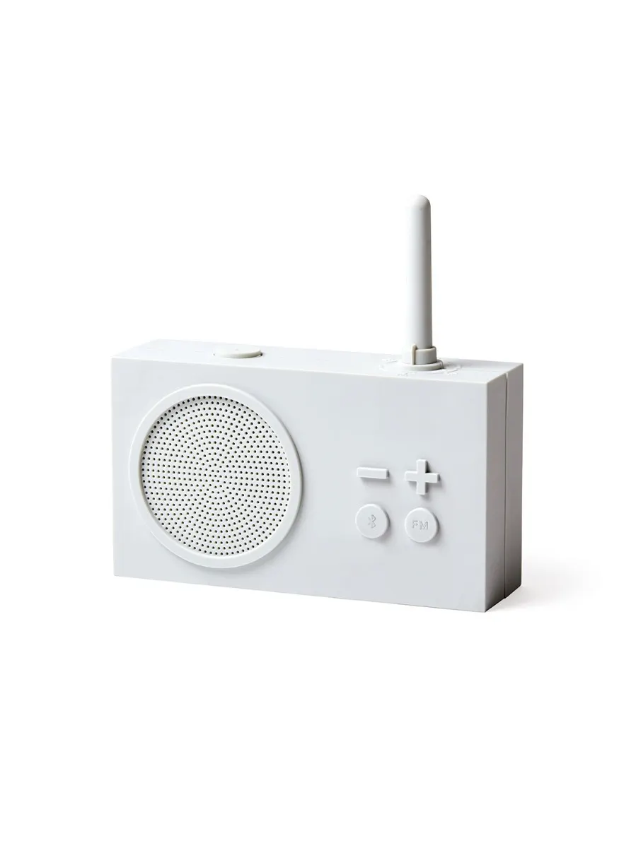 Ein weißes Retro-Radio mit Antenne, Lautsprecherlöchern und Knöpfen, isoliert auf weißem Hintergrund.