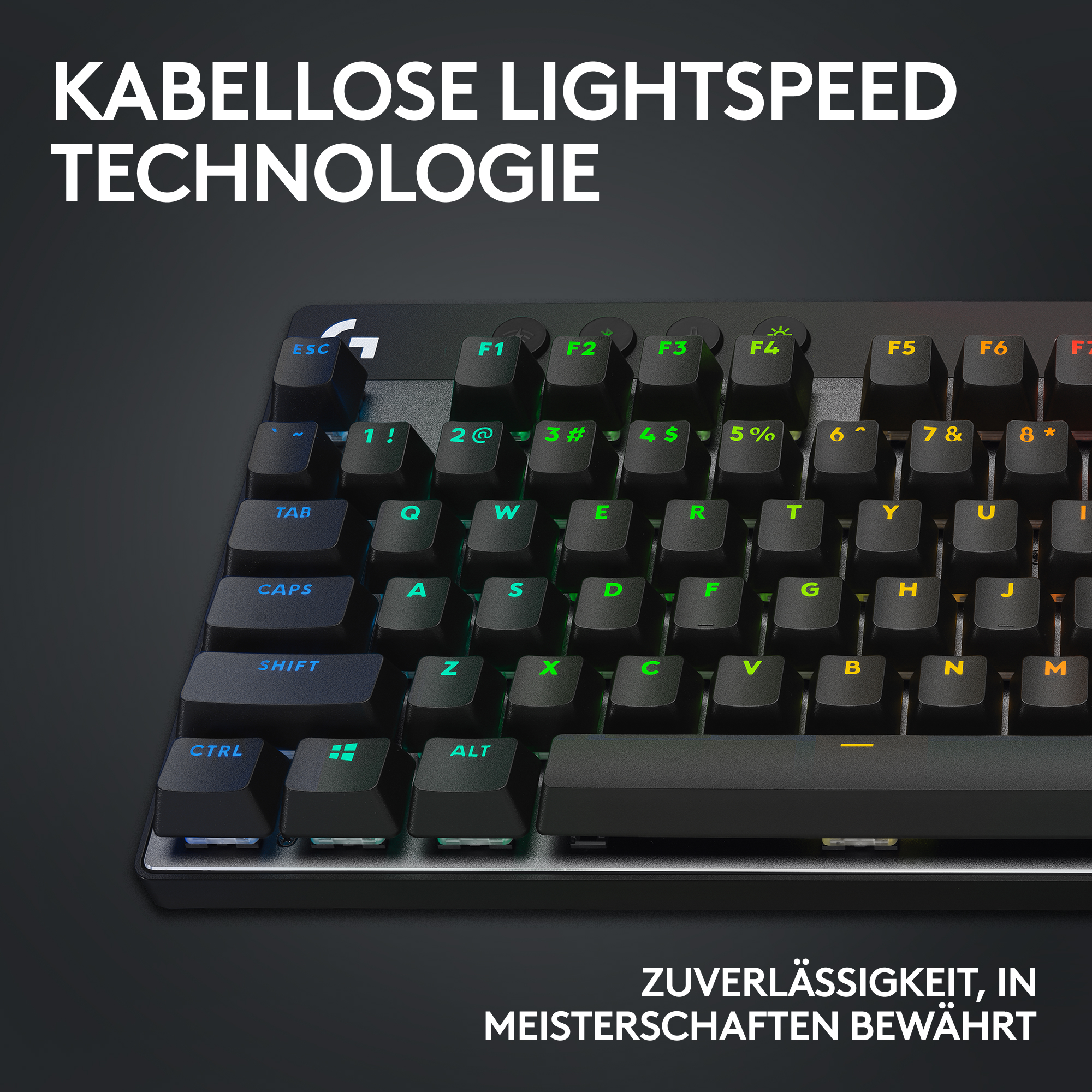 Eine schwarze Tastatur mit weißen und grünen Buchstaben liegt auf einer schwarzen Oberfläche. Die Tastatur hat Funktionstasten und eine Lichtanzeige.