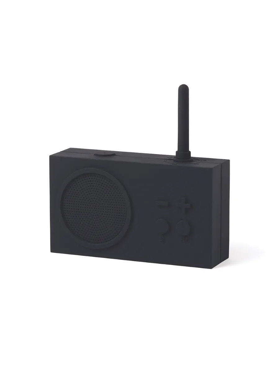 Ein schwarzes Retro-Radio mit Lautsprecher, Knöpfen und Antenne. Das Radio steht auf weißem Hintergrund.