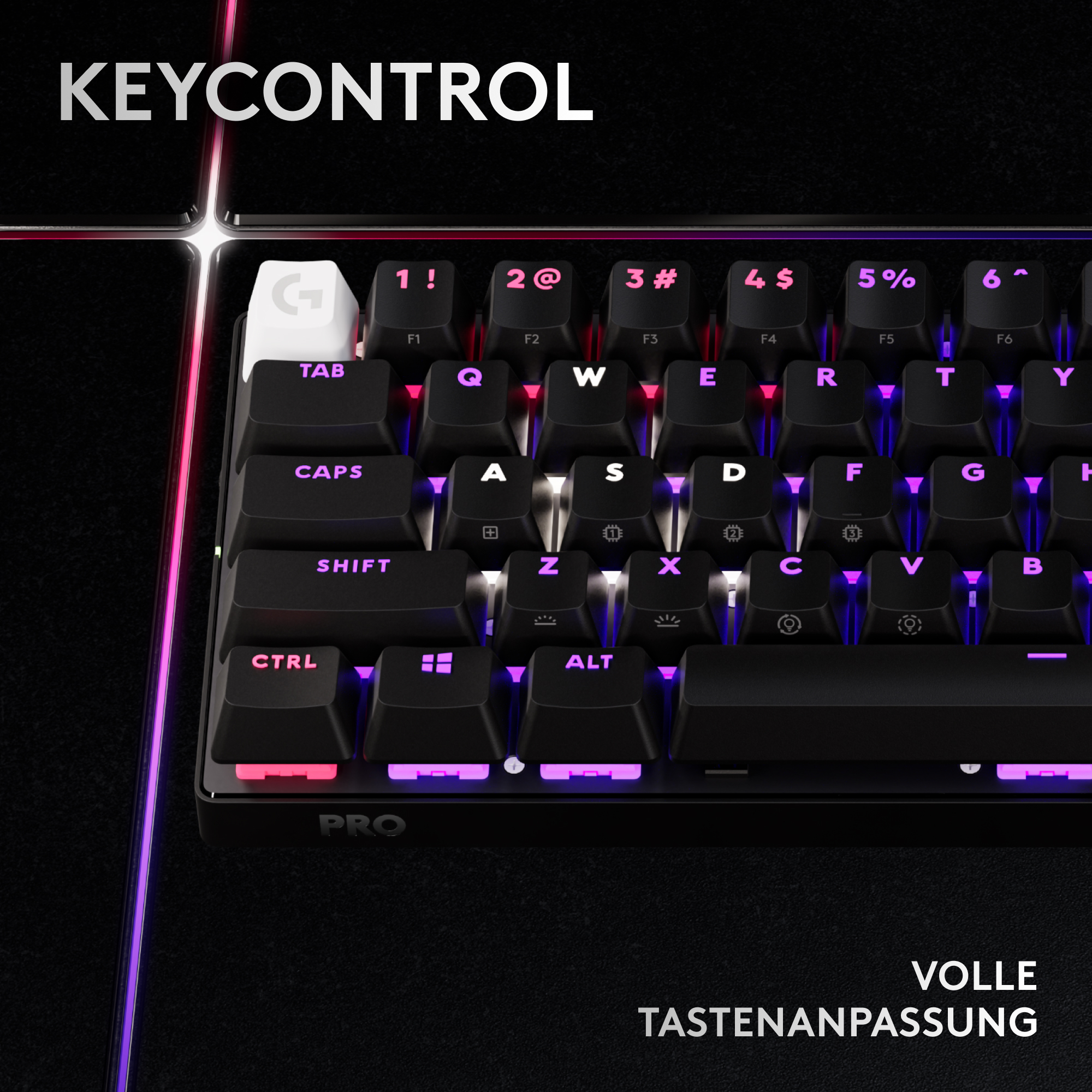 Eine schwarze Tastatur mit beleuchteten Tasten. Die Tasten sind mit Buchstaben und Zahlen beschriftet, mit lila und rosa Beleuchtung.