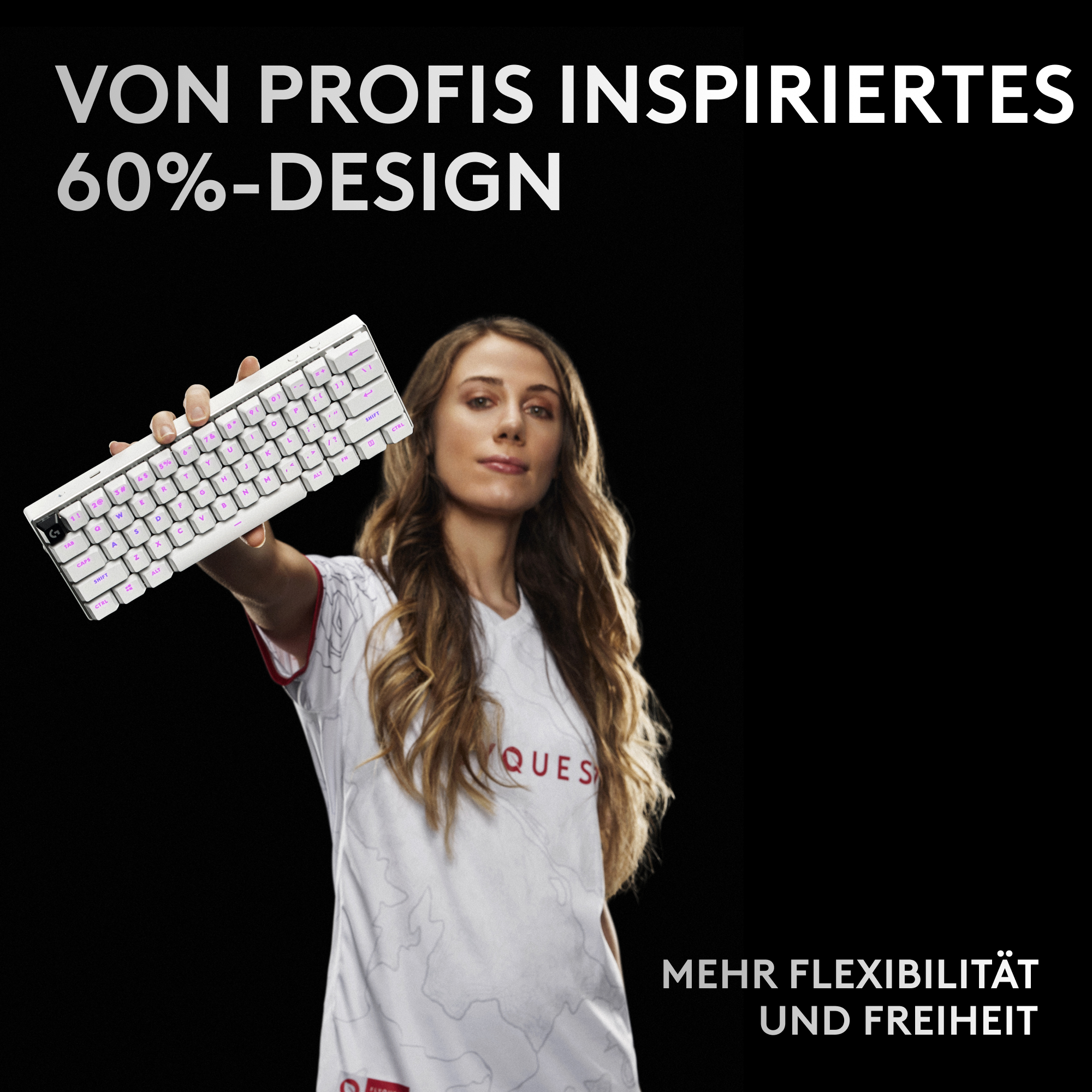 Eine Frau hält eine weiße Tastatur. Text: Von Profis Inspiriertes 60%-Design, Mehr Flexibilität und Freiheit.